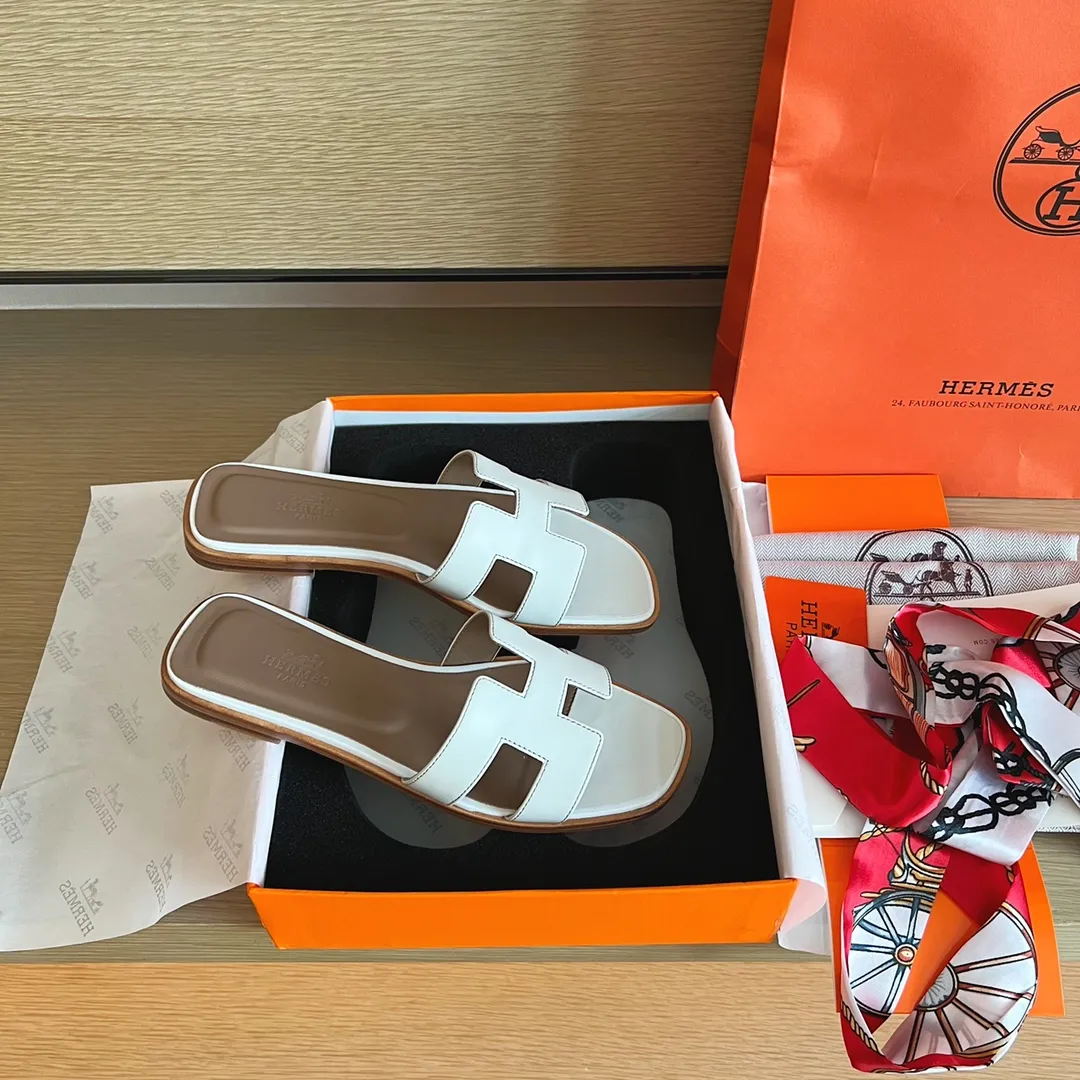 👟👟Ex-factory price 480👟👟Hermès) The packaging has been upgraded, and the layout and workmanship materials have been upgraded. Hermes®🔴Handmade Shoes👟👟 👟👟 Product Hermes Slippers🐎 —————————— The 2023 early spring new model is the same as the original version, purely handmade by masters! ❥High-end customization, exclusive products, industry❥Using: Hermers upper: Italian imported cowhide + original custom-grade Australian sheepskin feet + genuine leather outsole (pursuing walking comfort) 👟👟 ~~〰〰〰〰❥ Packaging: ✔🚦Pay attention to the exclusive packaging 〰Original quality on sale━━━━Hermes━━━━━ size: 35-40 (34.41.42 custom-made, non-refundable)